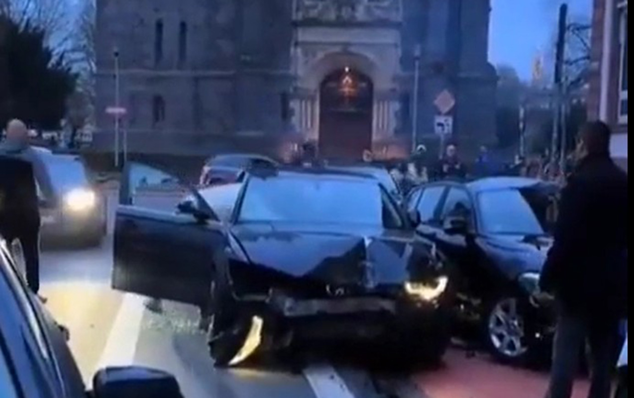 Azərbaycanlı Almaniyada maşını dayanacağa çırpdı