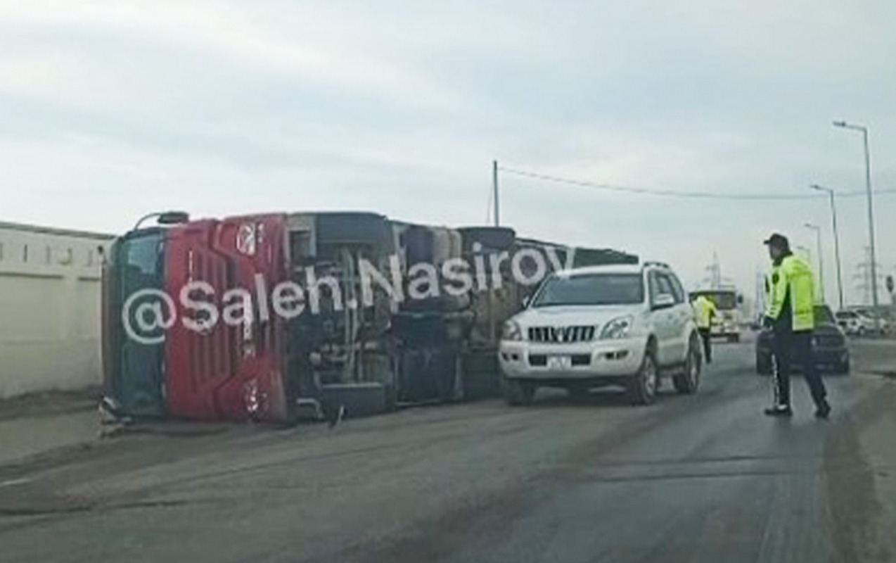 Sumqayıtda TIR aşdı