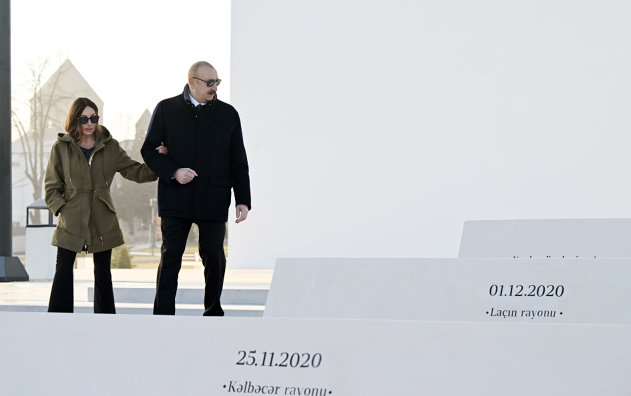 Prezidentin ayaq saxladığı pilləkənlərdə nə yazılıb?