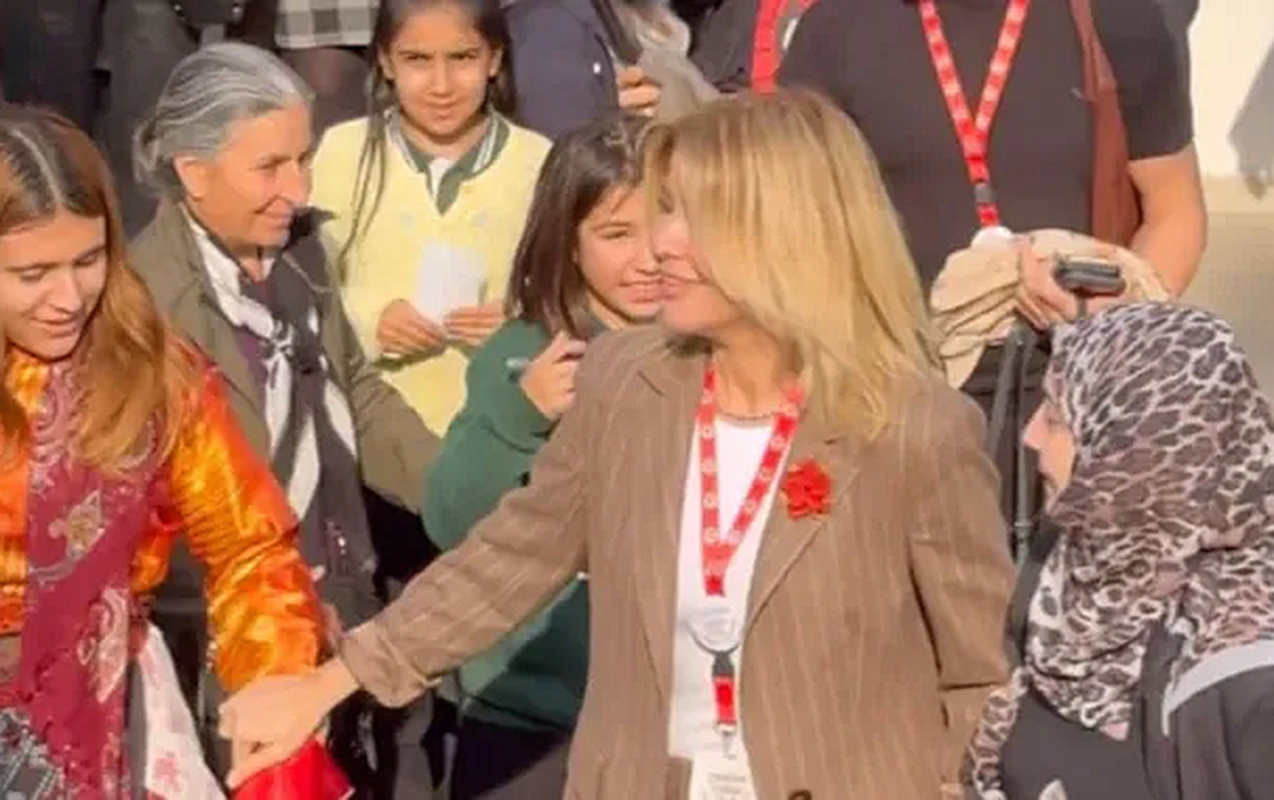 Hicablı qadının əlini tutmaması gündəm oldu