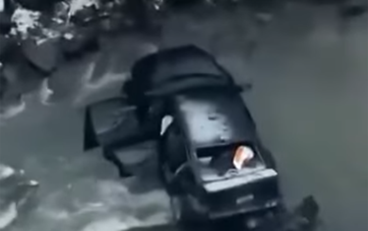 Buzlu yolda sürüşən maşın çaya aşdı