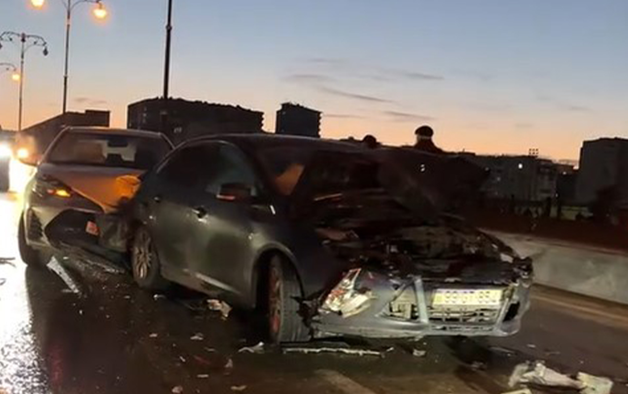 Babək prospektində körpü dondu, 4 maşın toqquşdu