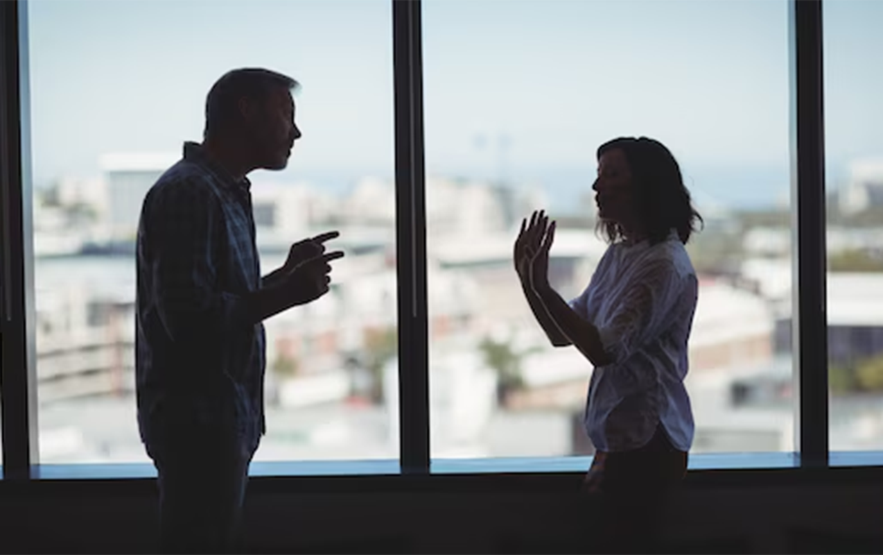 muellimi-mektebde-olumle-hedeleyib