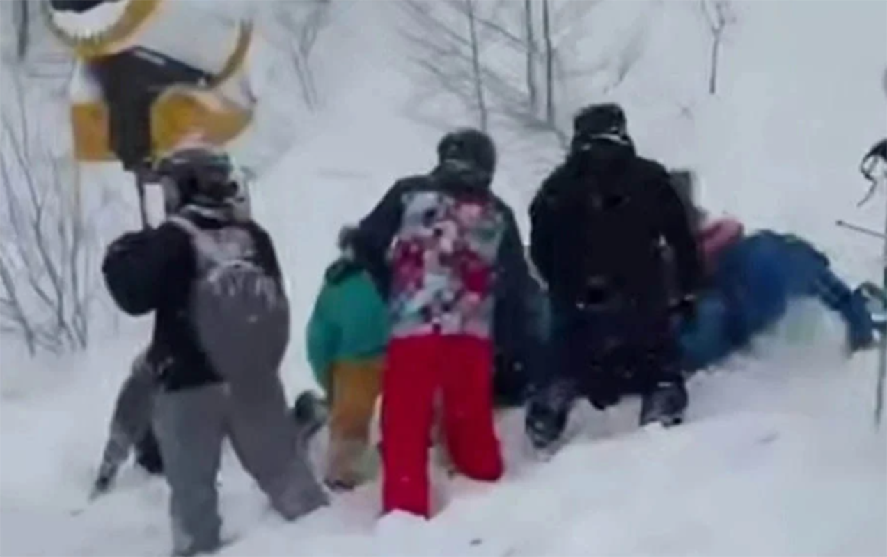 gurcustanda-turistler-qar-ucqunu-altinda-qaldi