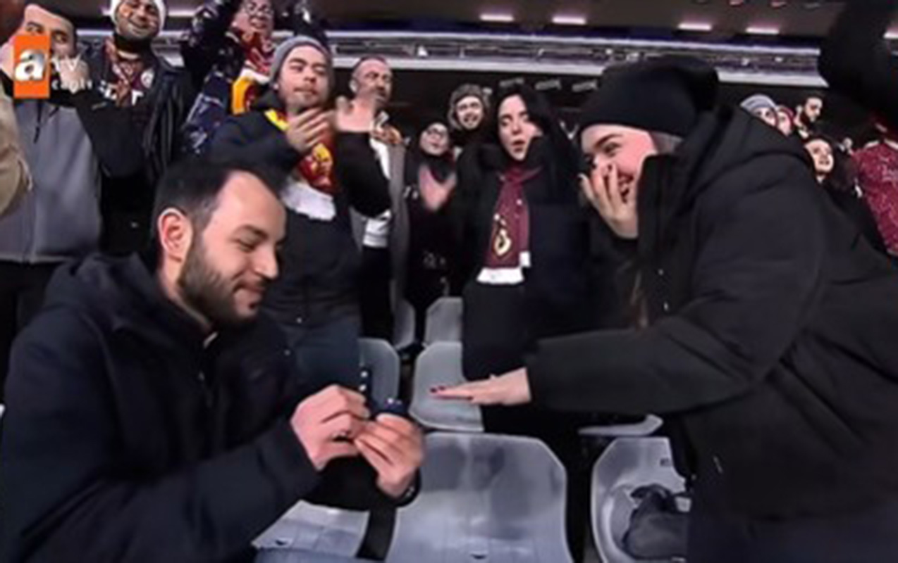 derbi-zamani-sevgilisine-evlilik-teklif-etdi