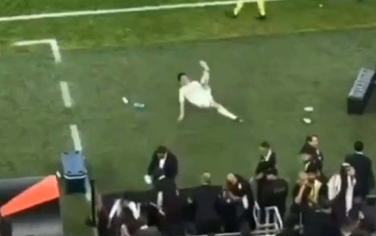 arda-su-qabina-tepik-vurdu-yere-yixildi