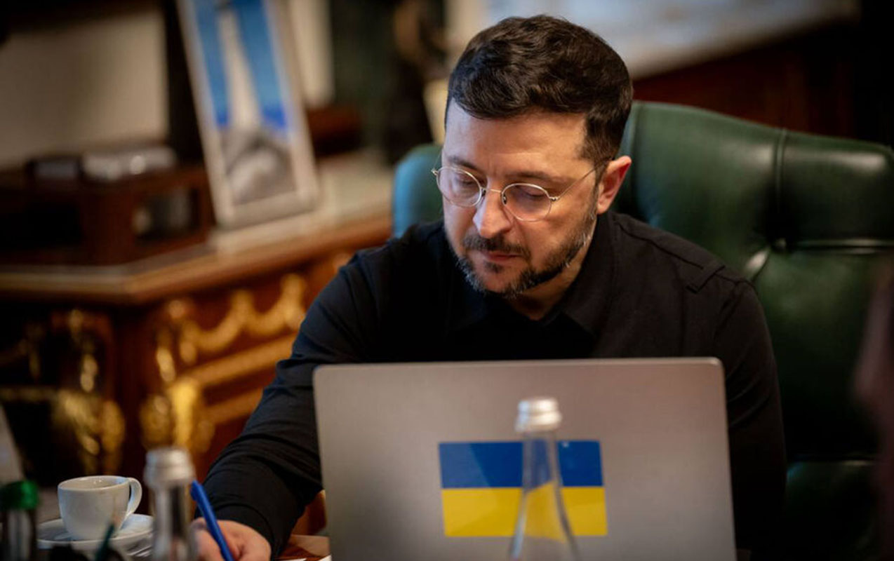 zelenski-hemin-senedi-ali-radaya-teqdim-etdi