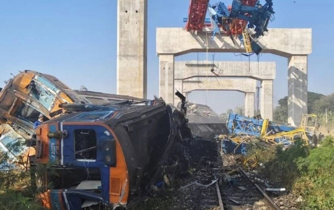 tailandda-kran-sernisin-qatarinin-ustune-asdi