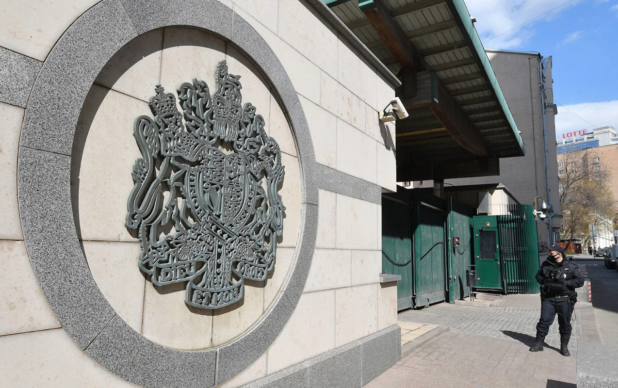 rusiya-britaniyali-diplomati-olkeden-cixarir