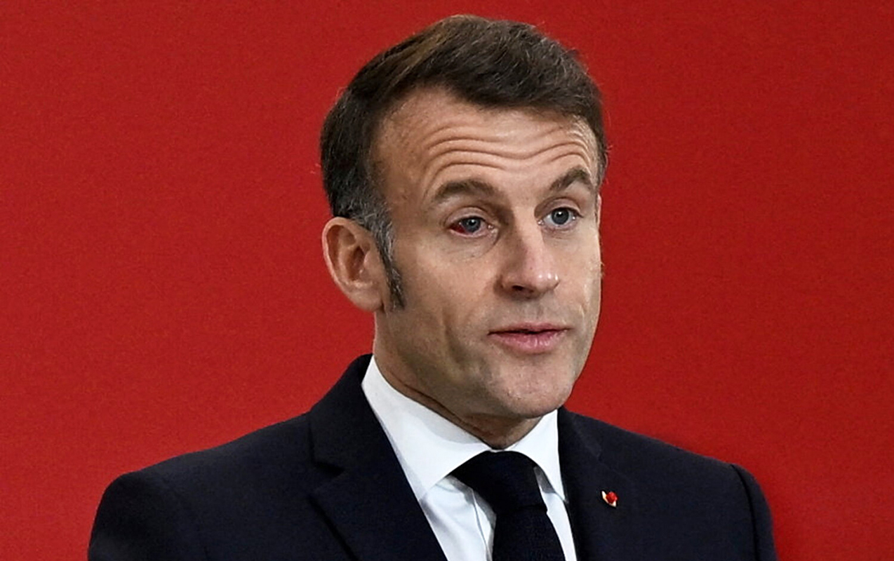 makronun-gozu-qizardi-xanimindan-subhelendiler