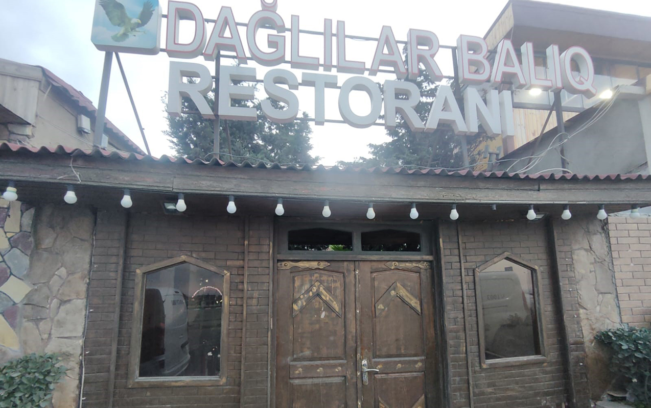 bu-restoranda-qida-mehsullari-dosemenin-uzerinde-saxlanilirmis