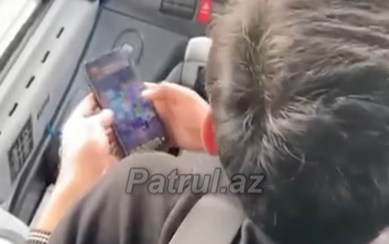 is-basinda-sukani-buraxib-oyun-oynayirdi