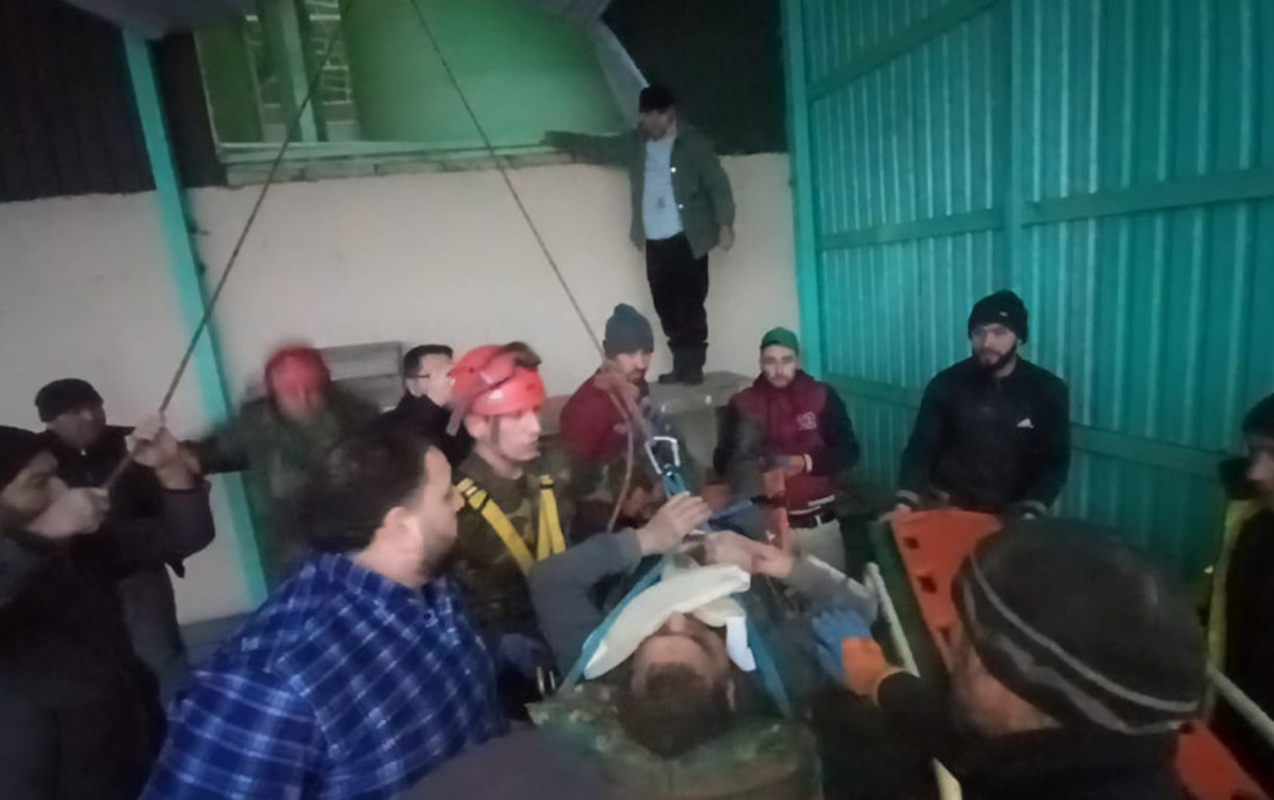 6-metr-hundurlukden-yixilan-isci-xilas-edildi