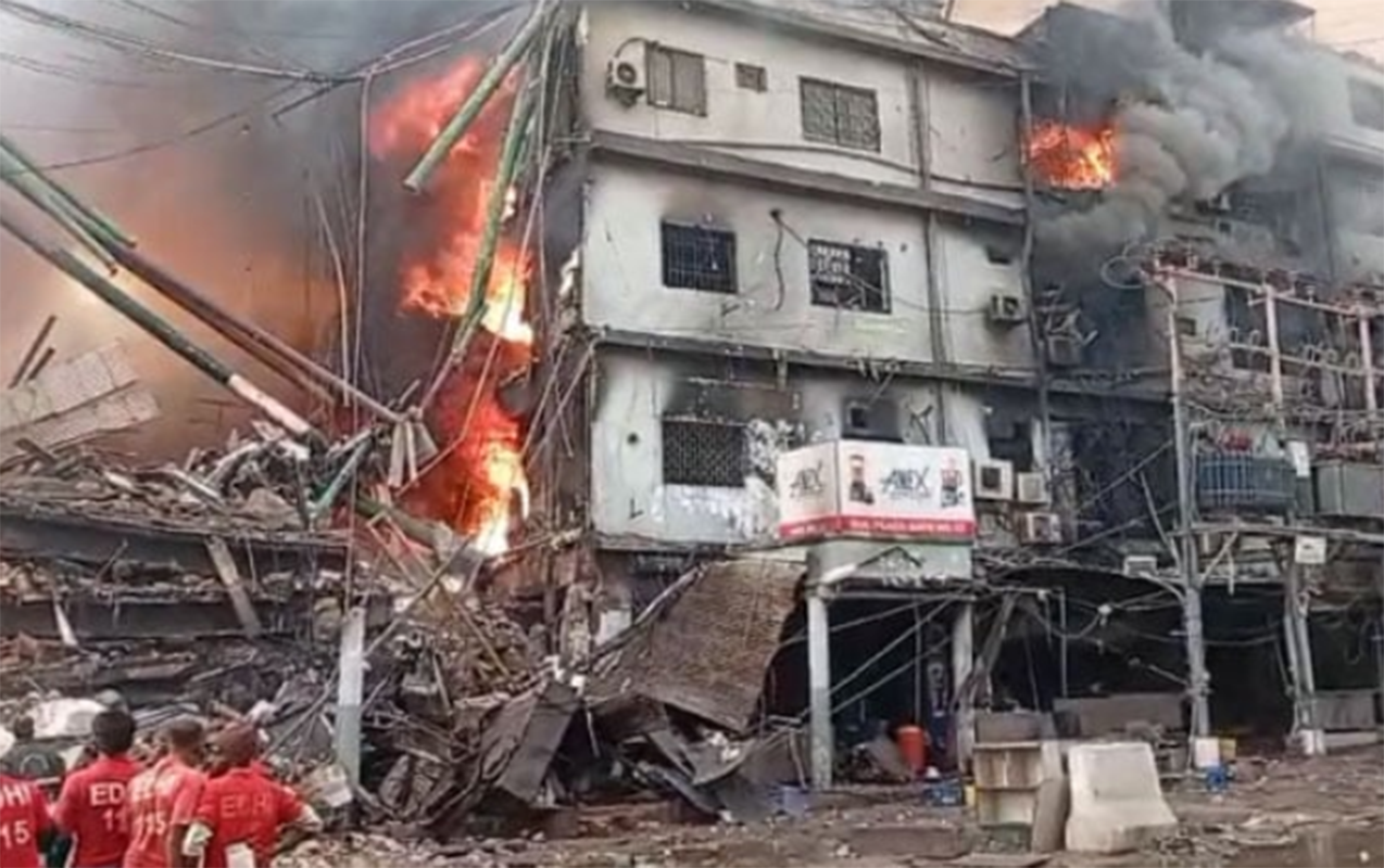 pakistanda-ticaret-merkezinde-gece-baslayan-yangin-hele-de-davam-edir