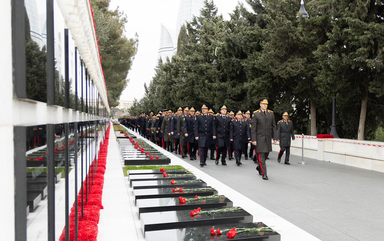 din-in-sexsi-heyeti-sehidler-xiyabanini-ziyaret-etdi