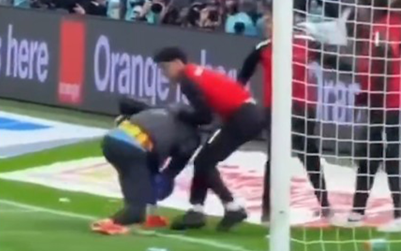 merakesli-futbolcular-reqib-qapicinin-desmalini-ogurladilar