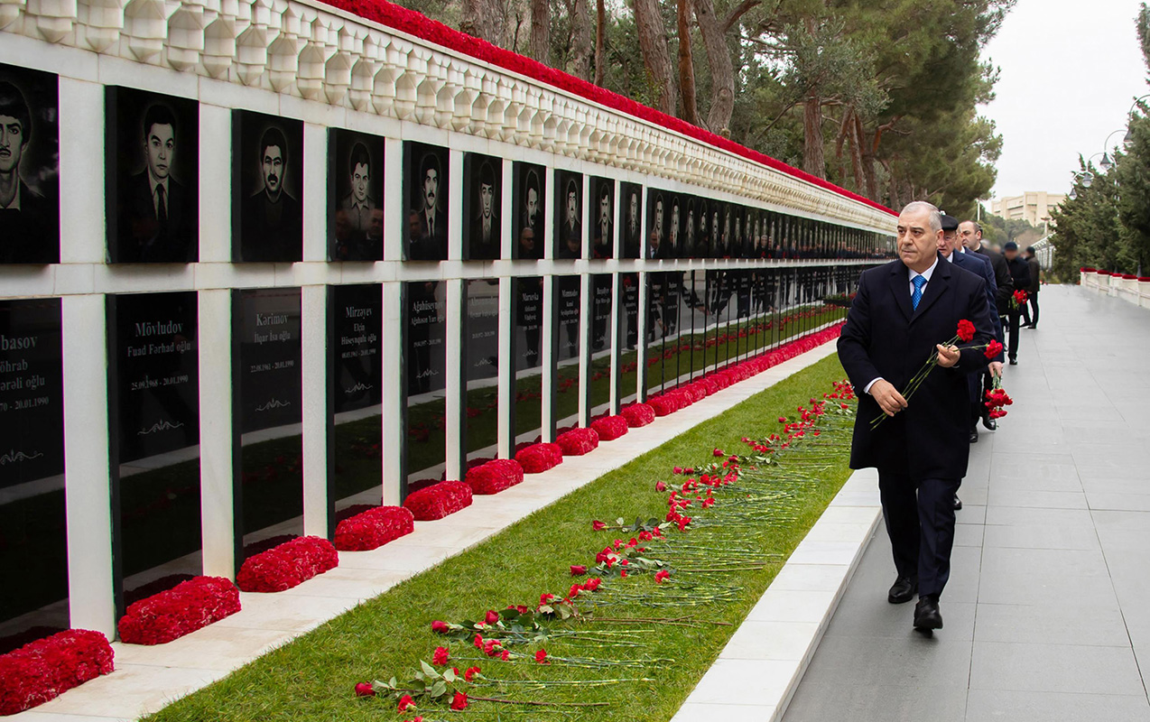 dtx-nin-emekdaslari-sehidler-xiyabanini-ziyaret-etdi