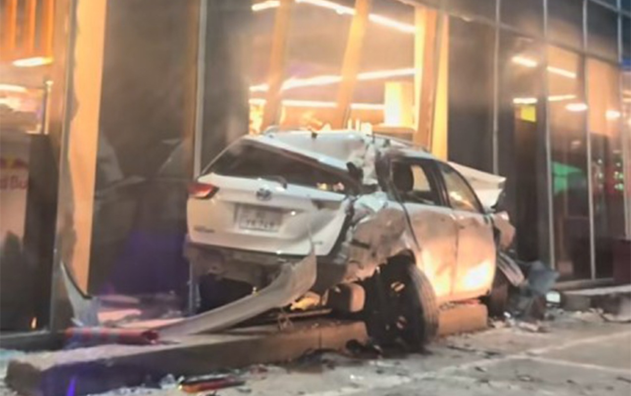 toyota-yoldan-cixaraq-supermarkete-girdi