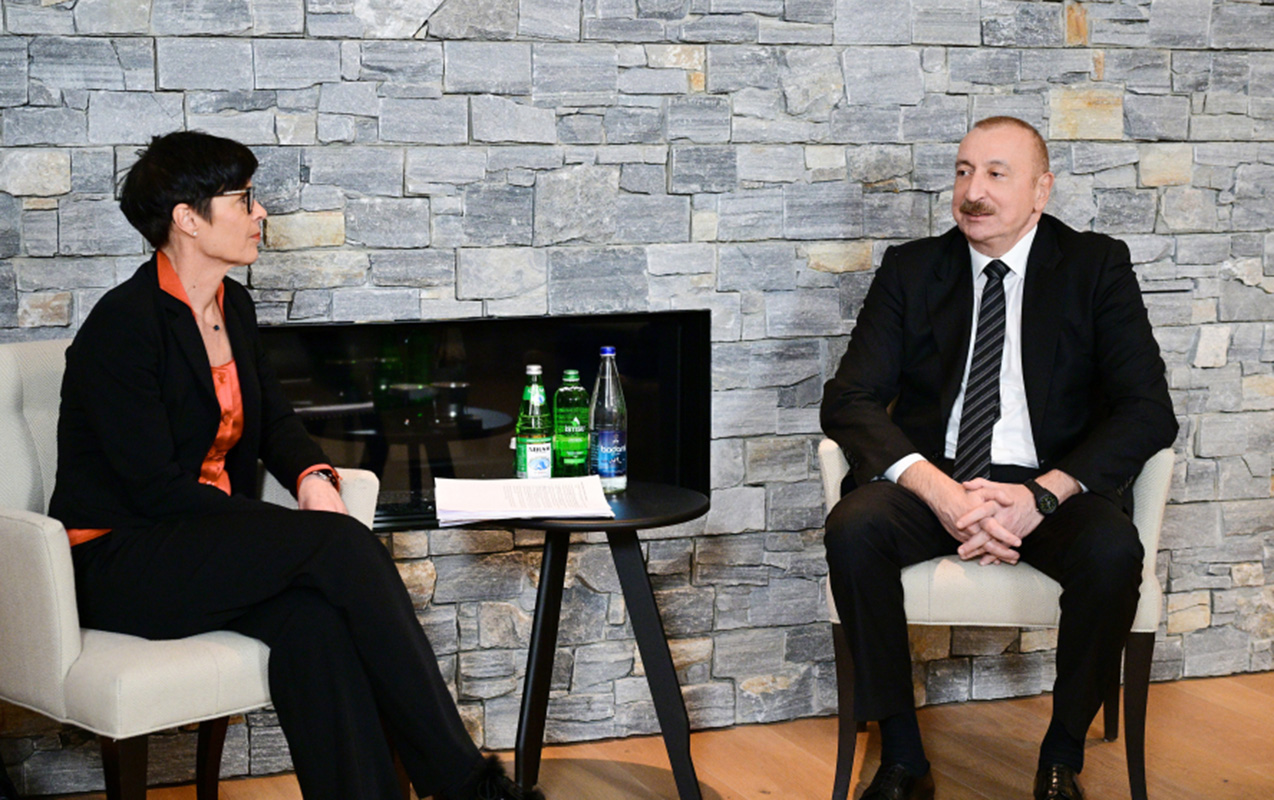 ilham-eliyev-marta-kosla-gorusdu