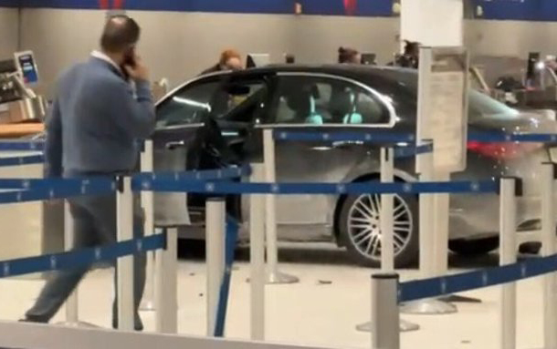 abs-de-avtomobil-aeroportun-girisine-cirpildi