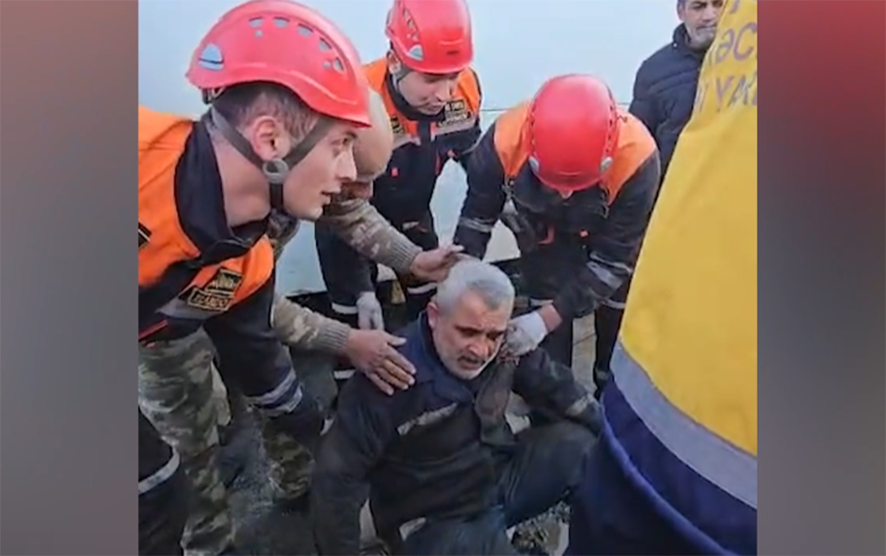 avtobusu-temir-ederken-altinda-qalan-sexs-bele-xilas-edildi