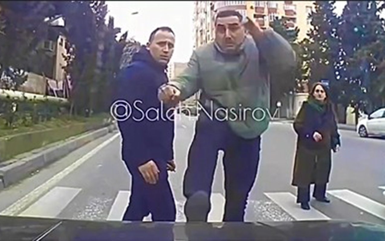 Piyadaya söz atdı, o da maşının üstünə tullandı