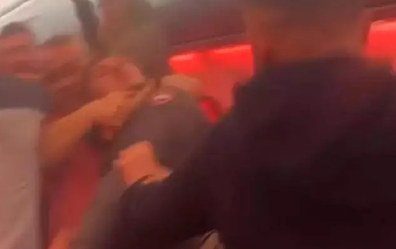 Təyyarədə yumruqlar işə düşdü, təcili eniş etdi