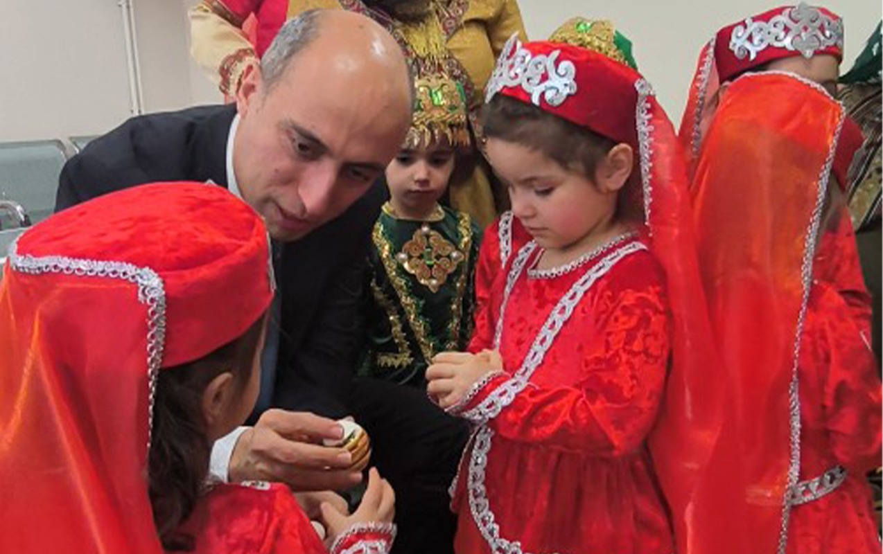 Emin Əmrullayev uşaqlarla yumurta döyüşdürdü