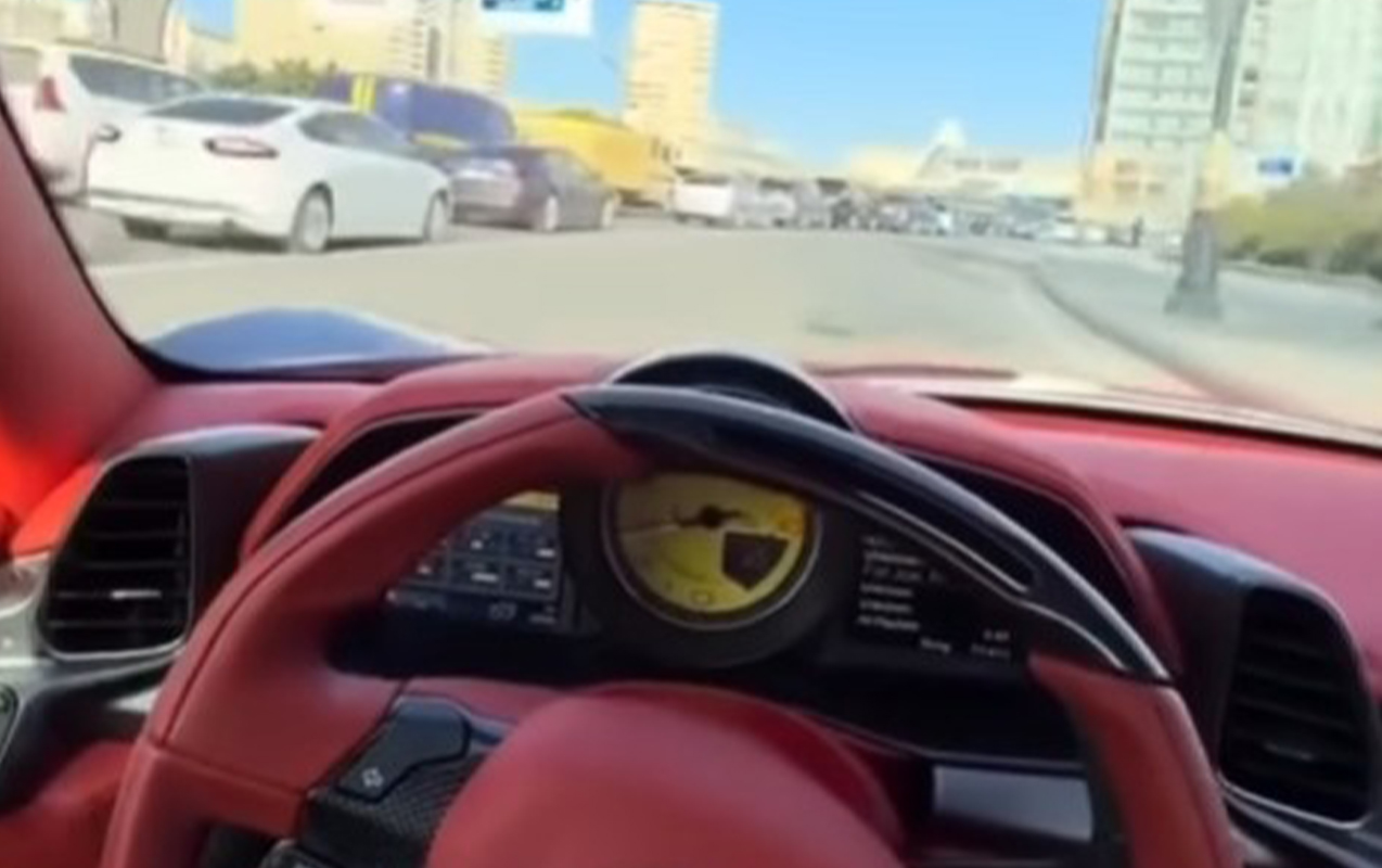 Bakıda “Ferrari” qaydaları belə pozdu