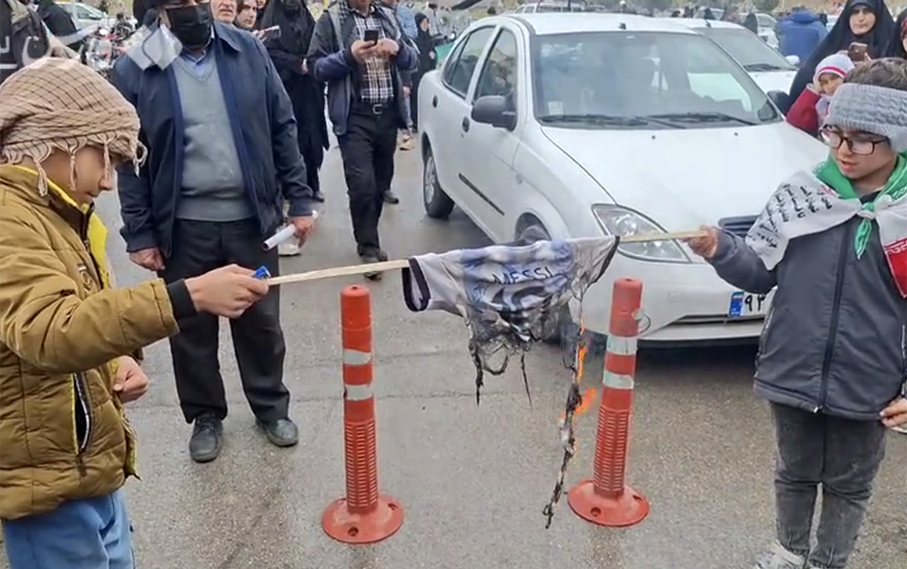 Messinin formasını yandırdılar
