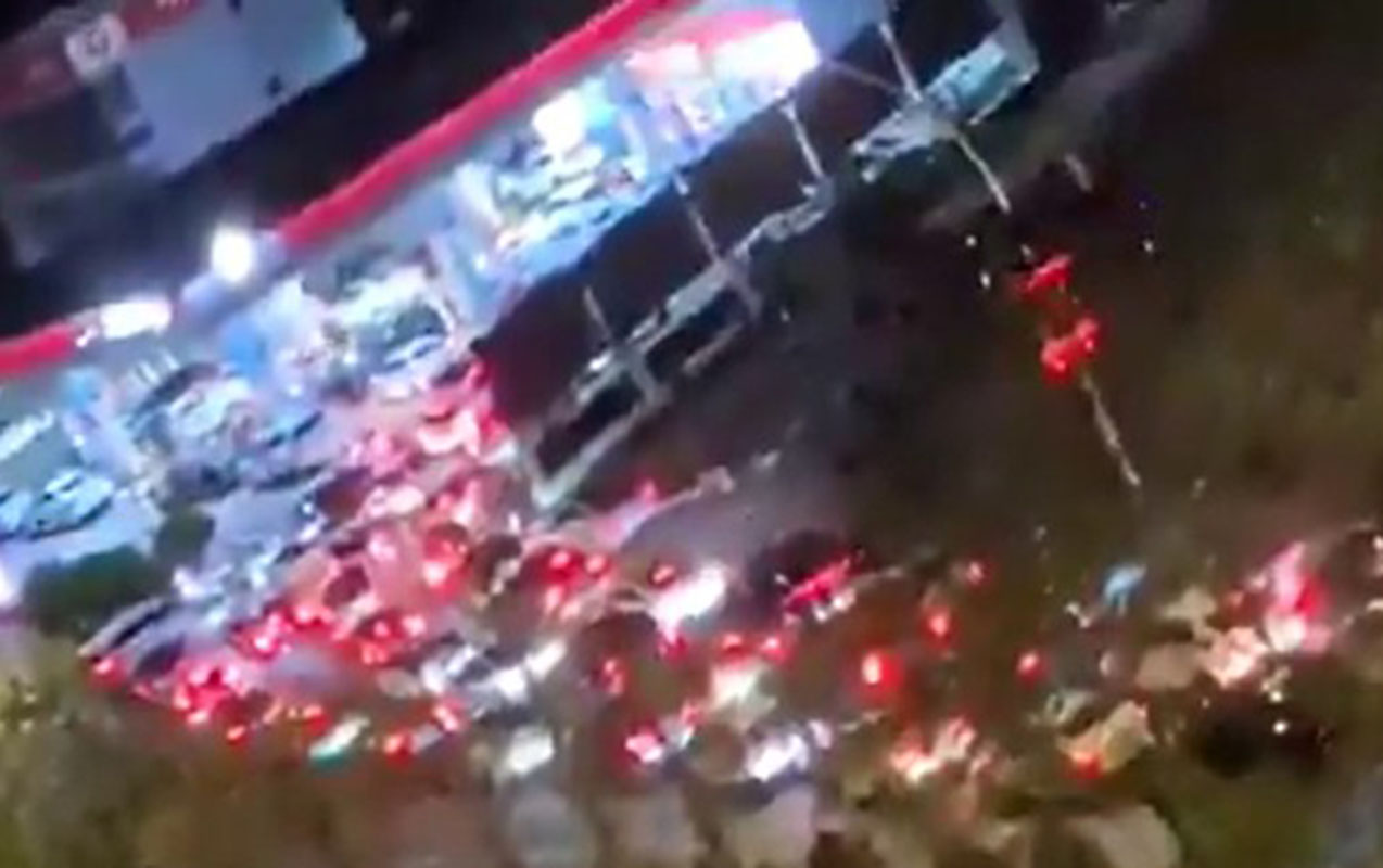 Bu ölkədə qiymət qalxdı, yanacağa görə kilometrlərlə tıxac yarandı