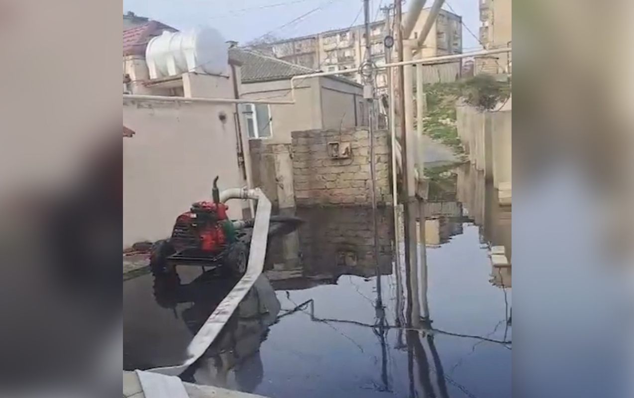 Xətaidə kanalizasiya çökdü, evləri su basdı