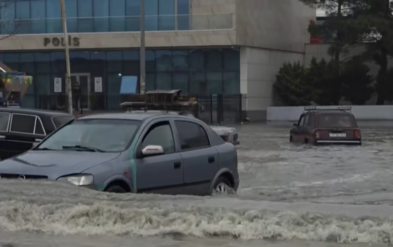 Yağış Sabunçu vağzalının qarşısını iflic günə saldı