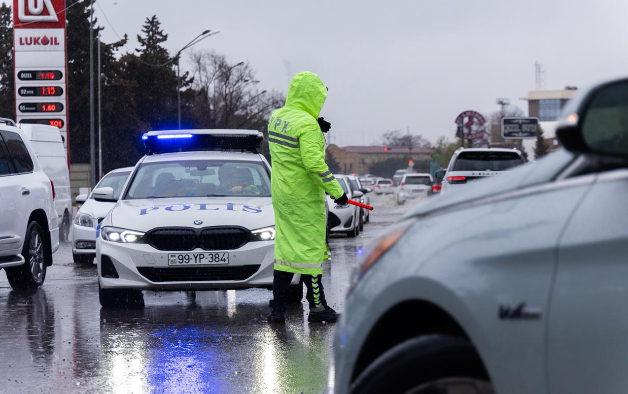 Yağışlı hava şəraitində polis xidmətini davam etdirir