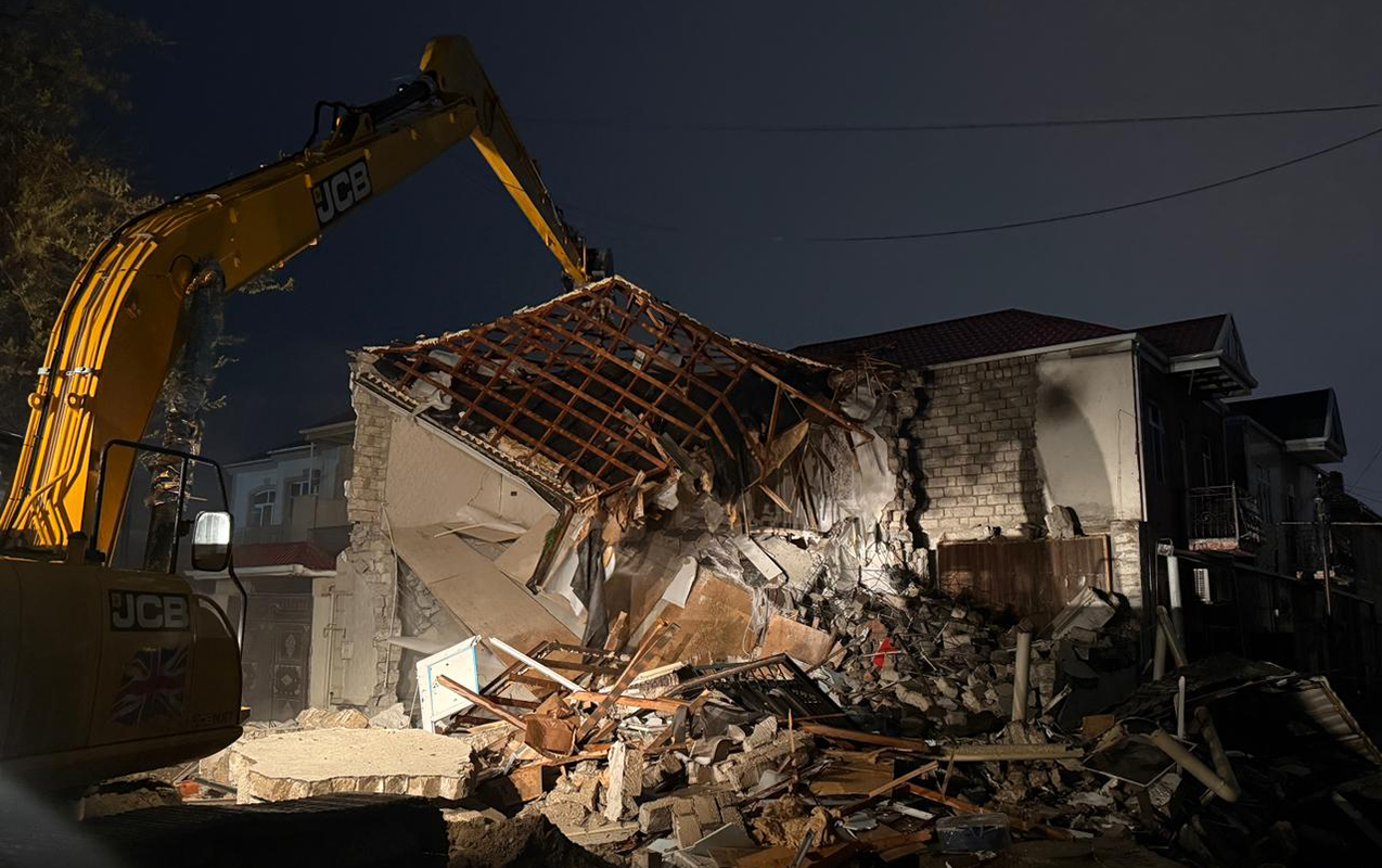 Keşlədə kollektorun üzərində tikilən ev sökülür