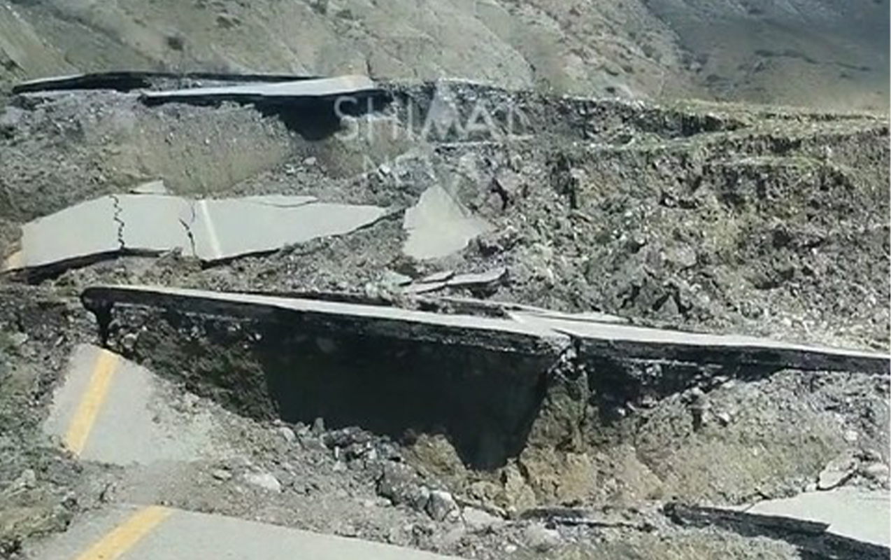 Yolun bir kilometrlik hissəsi tamamilə dağıldı
