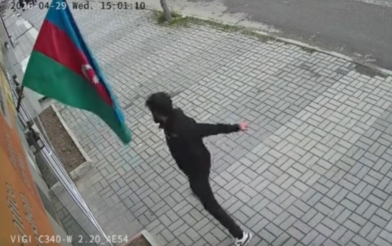 Bayrağa hörmətsizlik edən şəxslə bağlı araşdırma başladı