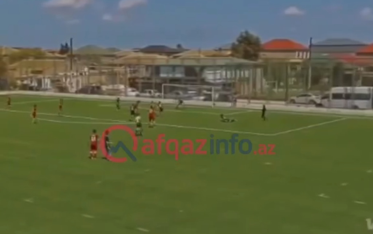 Elvin oyunda yerə yıxıldı, azarkeş onunla şəkil çəkdirdi