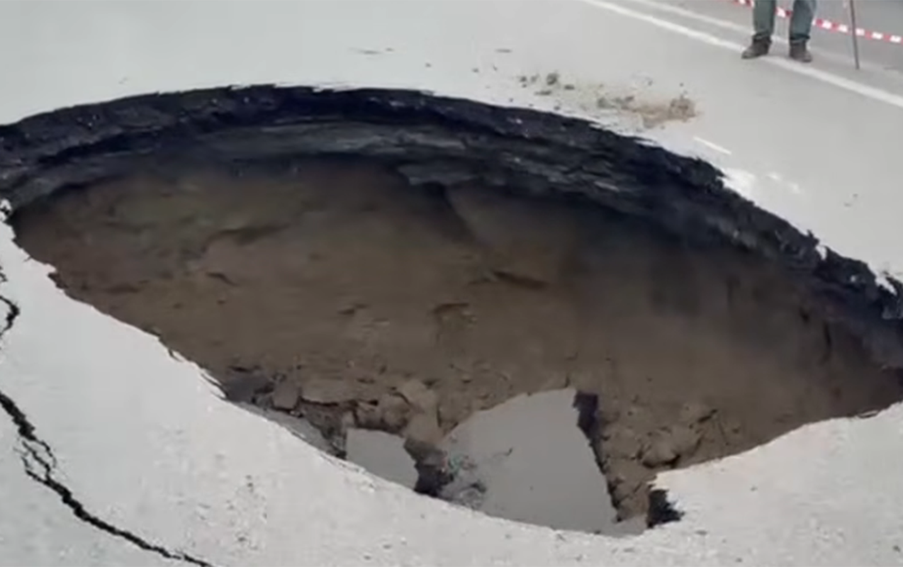 Sumqayıtda yol çökdü