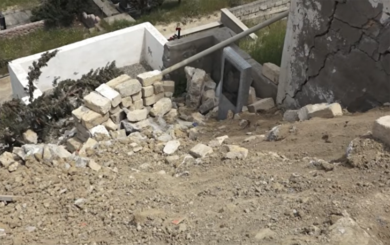 “Yaxşı, özünə ev tikirsən, bəs camaatın qəbri ilə nə işin var?”