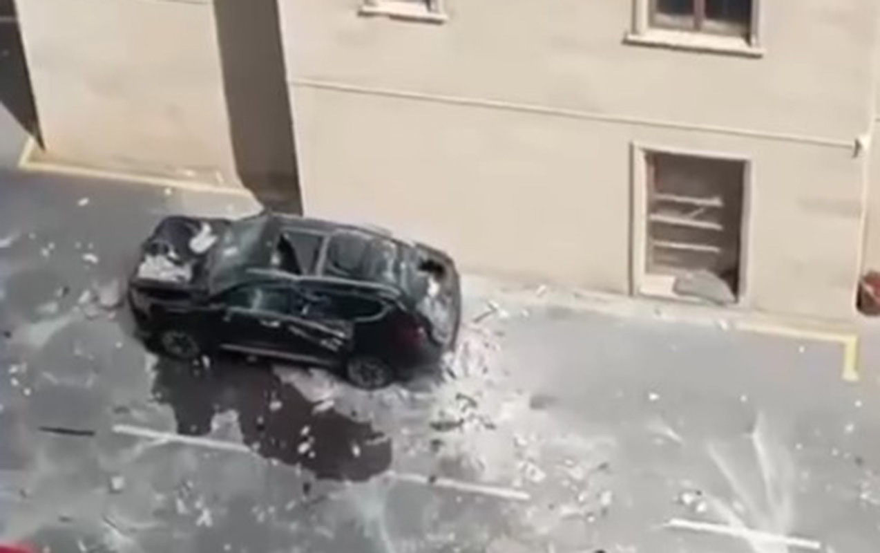 “28 May”da binanın üzlüyü maşınların üstünə töküldü