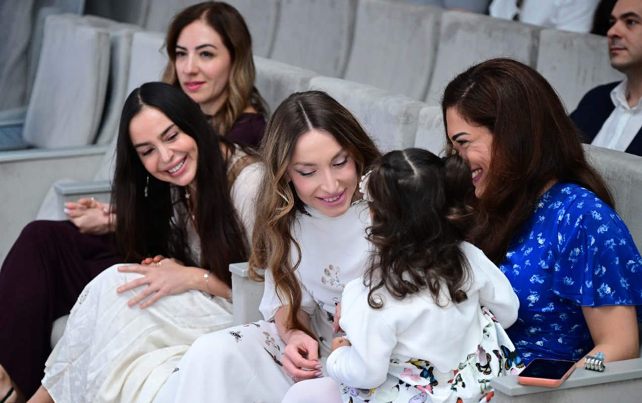 leyla-ve-alena-eliyevalar-konsertde