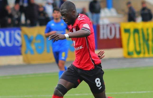 qebele-iki-futbolcu-ile-yollarini-ayirdi
