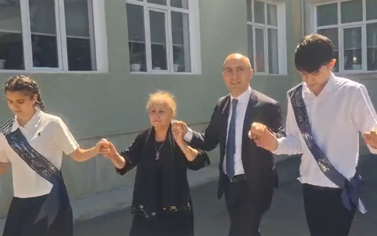 Nazir məzunlarla “Yallı” oynadı