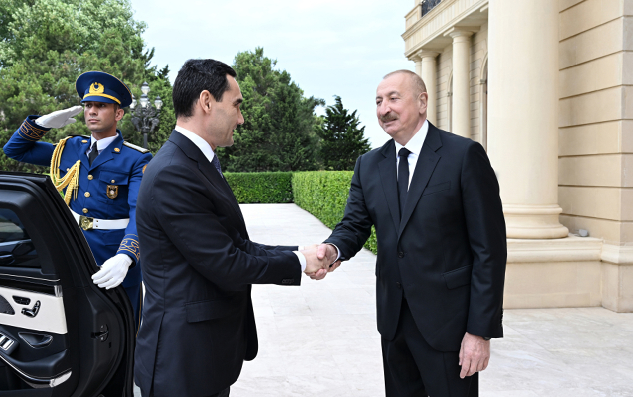 eliyev-hemkarini-qarsiladi