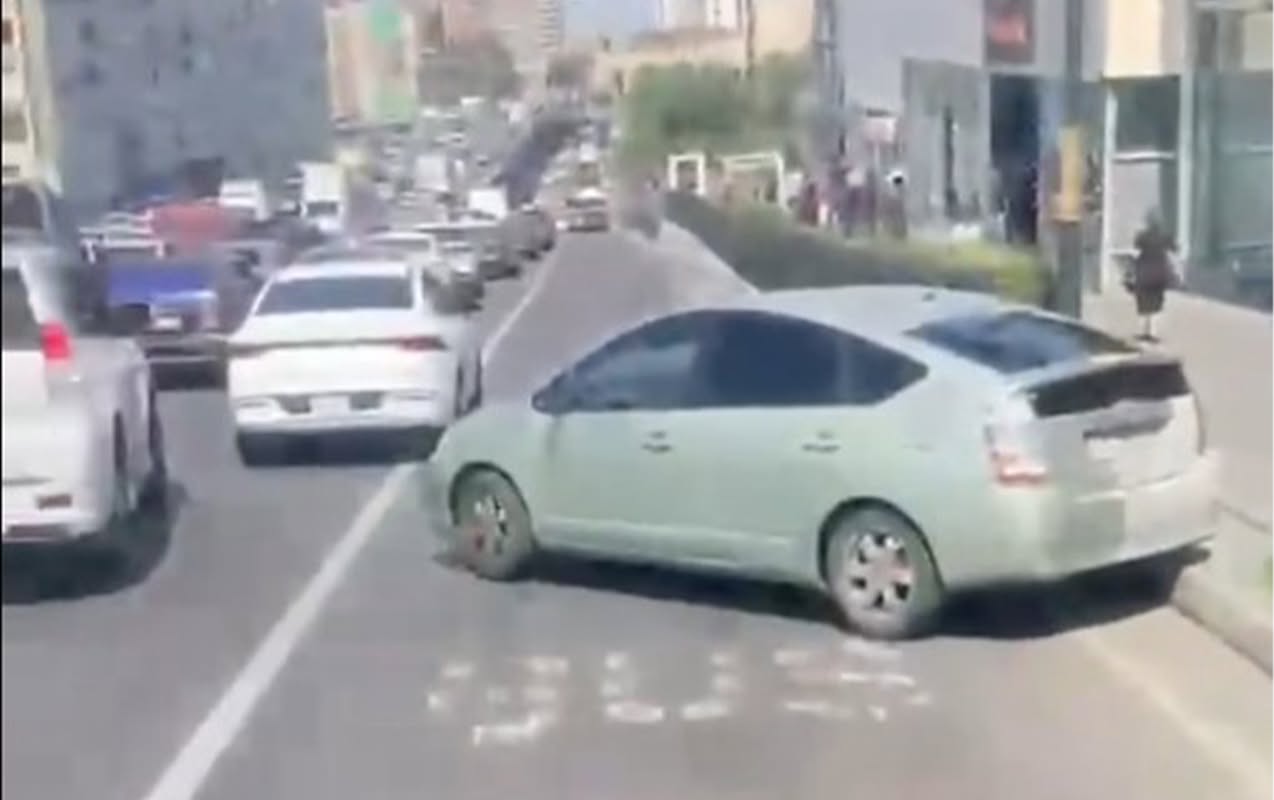 Maşını avtobus zolağında saxlayıb getdi