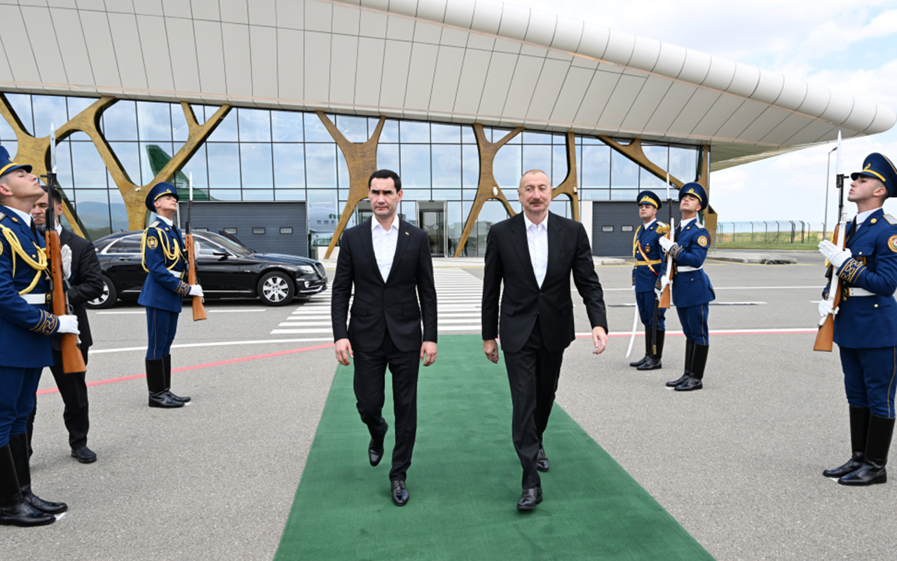 ilham-eliyev-hemkarini-yola-saldi