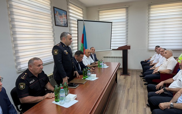 polis-bu-zavodda-maariflendirici-tedbir-kecirdi