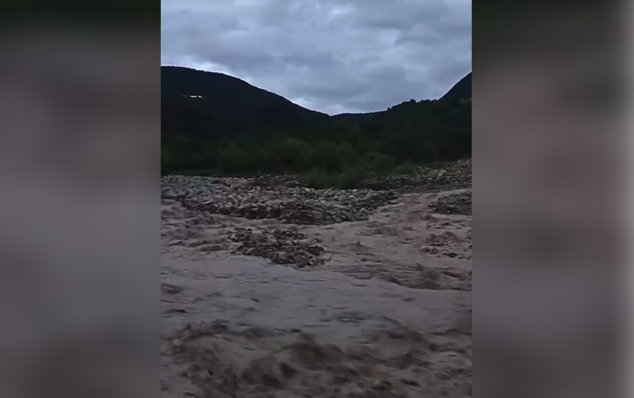 Şamaxıda Ağsu çayı daşdı