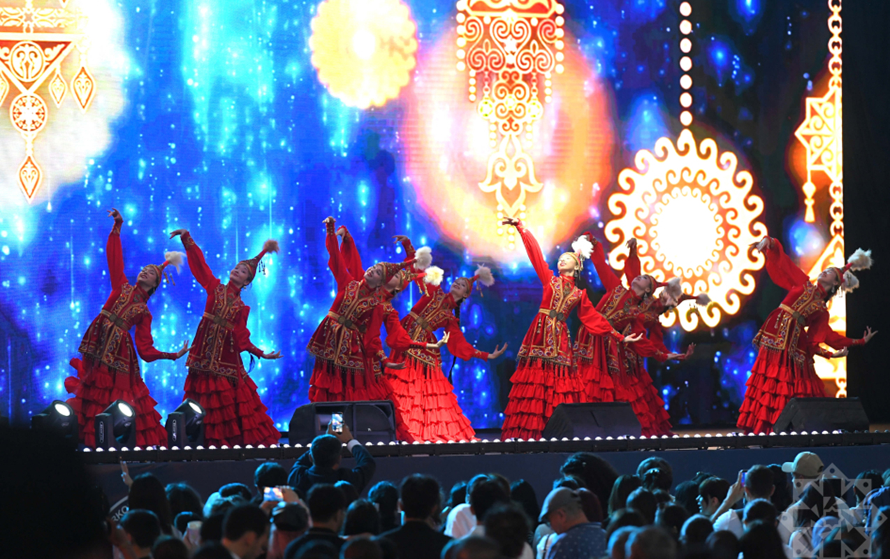 turk-dunyasinin-musiqi-ve-reqs-eneneleri-bir-sehnede